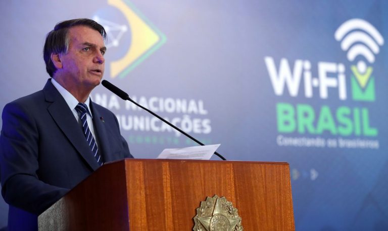 Bolsonaro defende liberdade e cogita decreto de livre circulação.