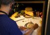 Museu recria obras de arte com sons e até cheirinho de queijo em exibição adaptada para deficientes visuais