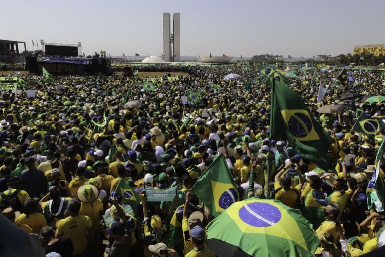 Presidente Bolsonaro participa de manifestação pró-governo em Brasília.