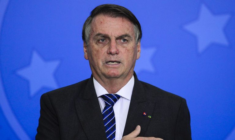 Presidente Bolsonaro assina filiação ao PL. Presidente Bolsonaro assina filiação ao PL.