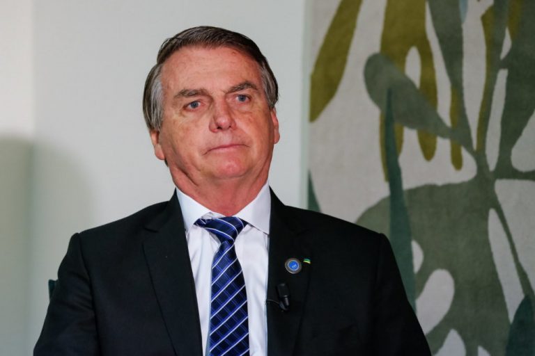 Bolsonaro diz que está ‘empenhado em proteger e auxiliar os brasileiros que estão na Ucrânia’.