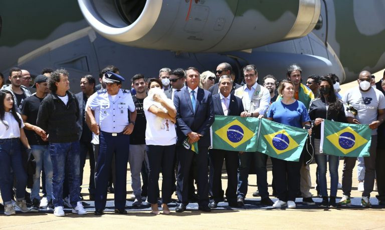 Grupo vindo da Polônia chega a Brasília em aviões da FAB. Repatriados vindos da Ucrânia já estão no Brasil.