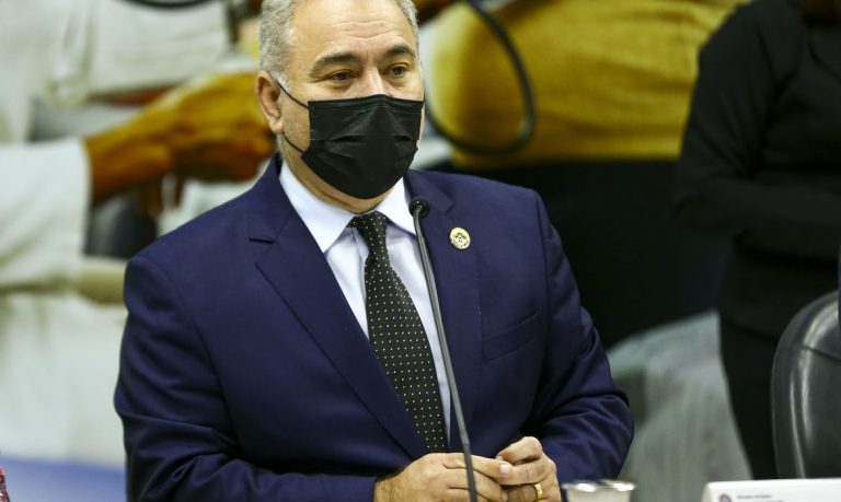 Ministro pede ao Senado para rebaixar covid-19 à situação de endemia. Ministro pede ao Senado para rebaixar covid-19 à situação de endemia.