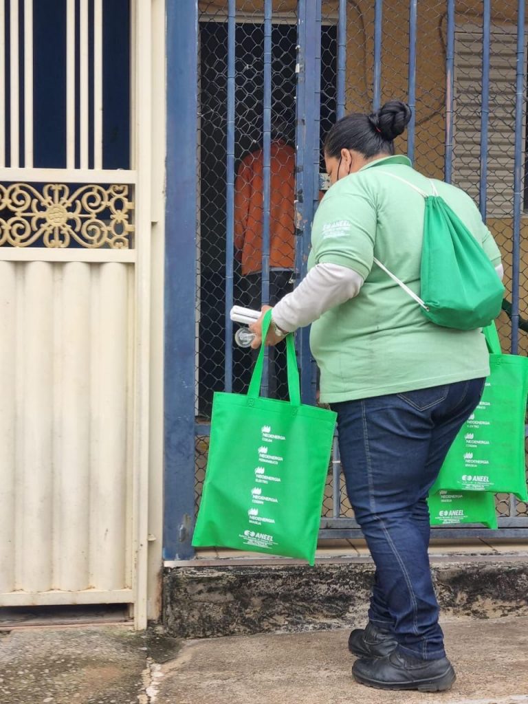 FAMÍLIAS DO GAMA RECEBEM AÇÕES DE EFICIÊNCIA ENERGÉTICA. FAMÍLIAS DO GAMA RECEBEM AÇÕES DE EFICIÊNCIA ENERGÉTICA.