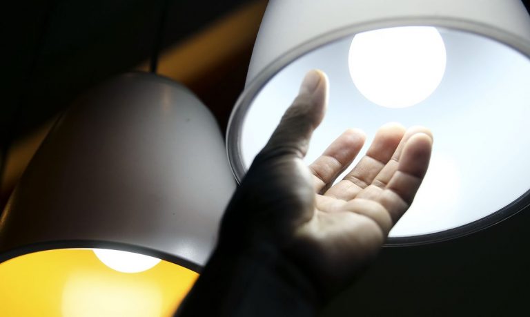 Taxa extra na conta de luz deixa de ser cobrada a partir deste sábado. Taxa extra na conta de luz deixa de ser cobrada a partir deste sábado.