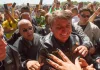 Bolsonaro é recebido por multidão após motociata e diz que Brasil continuará livre ‘custe o que custar’.