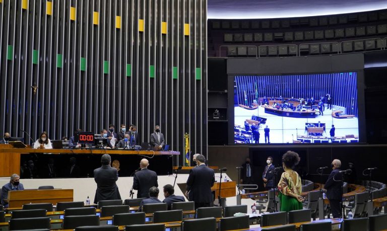 Câmara aprova MP com piso permanente de R$ 400 para Auxílio Brasil.