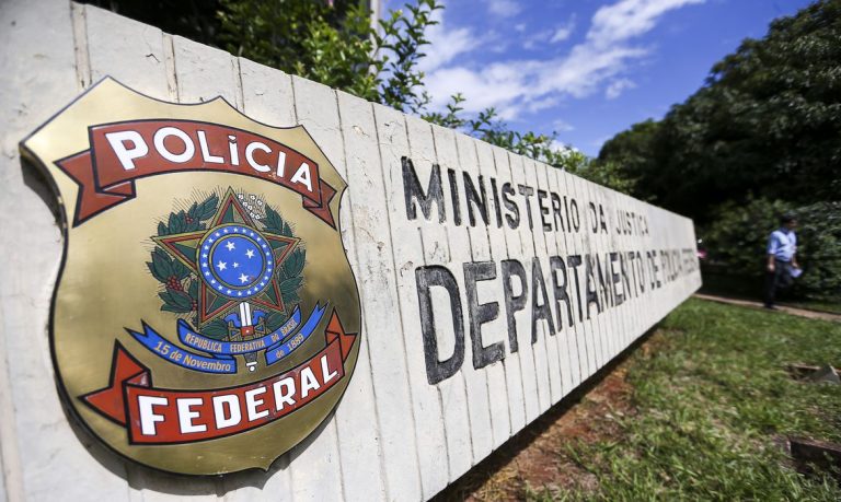 PF faz operação contra grupo que teria desviado auxílio emergencial.