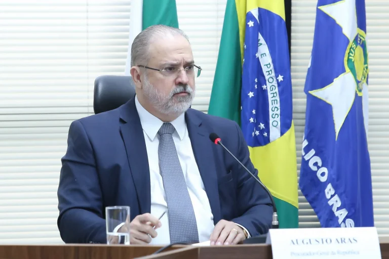 Aras arquiva ação de Bolsonaro contra Alexandre de Moraes.