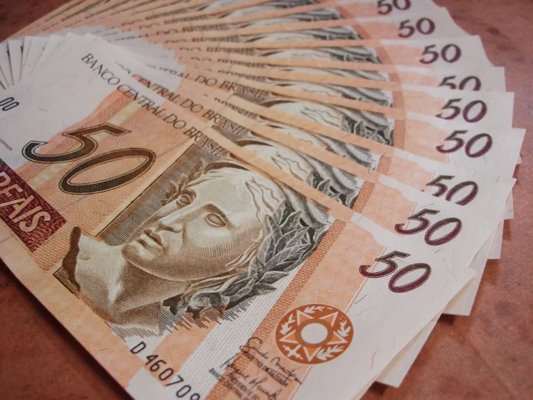 Senado aprova medida provisória que estabelece salário mínimo em R$ 1.212.