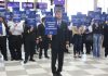 Aeronautas aceitam proposta de reajuste salarial e encerram greve nos aeroportos.