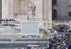 Milhares de fiéis fazem fila em frente à Basílica de São Pedro para se despedir de Bento XVI.