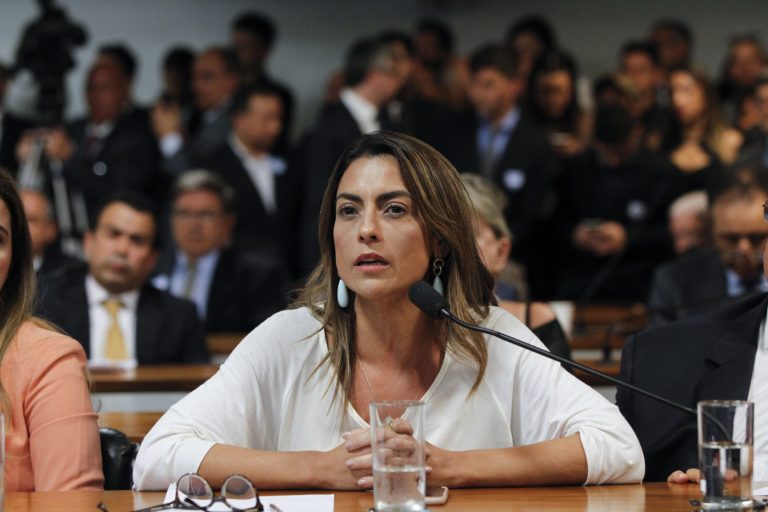 Governistas retiram assinaturas, e CPI do 8 de janeiro perde força; oposição quer ‘foco’ na CPMI.