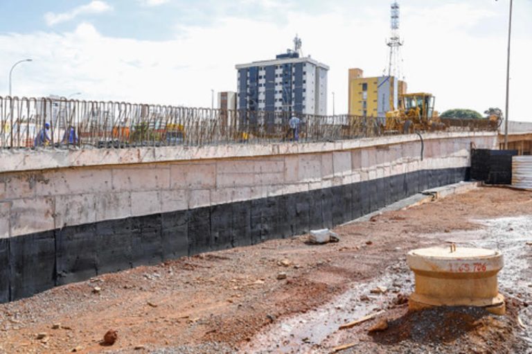Começa pavimentação da rampa do BRT no Túnel de Taguatinga.
