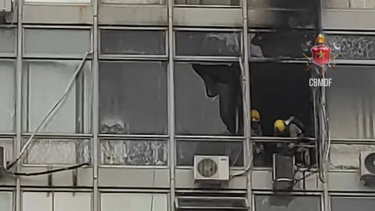 Incêndio atinge 6º andar do prédio do Comando da Marinha em Brasília.