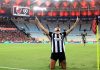 Botafogo volta a liderar o Campeonato Brasileiro após quase dez anos.