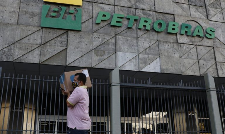 Petrobras reduz em R$ 0,44 valor do diesel e em R$ 0,40 o da gasolina.