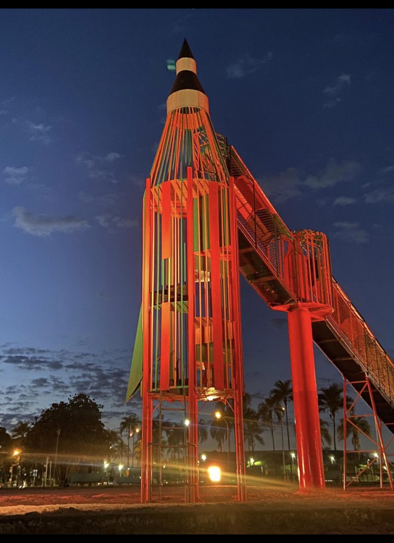Foguetinho recebe iluminação especial em apoio ao Maio Laranja.