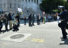 Agentes da Guarda Nacional lançam gás lacrimogêneo e bombas de efeito moral em manifestantes em Los Angeles