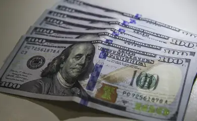 Dólar sobe para R$ 5,59 com oficialização de tarifaço de Trump