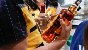 Câmara aprova urgência de projeto de lei que torna adulteração de bebidas crime hediondo