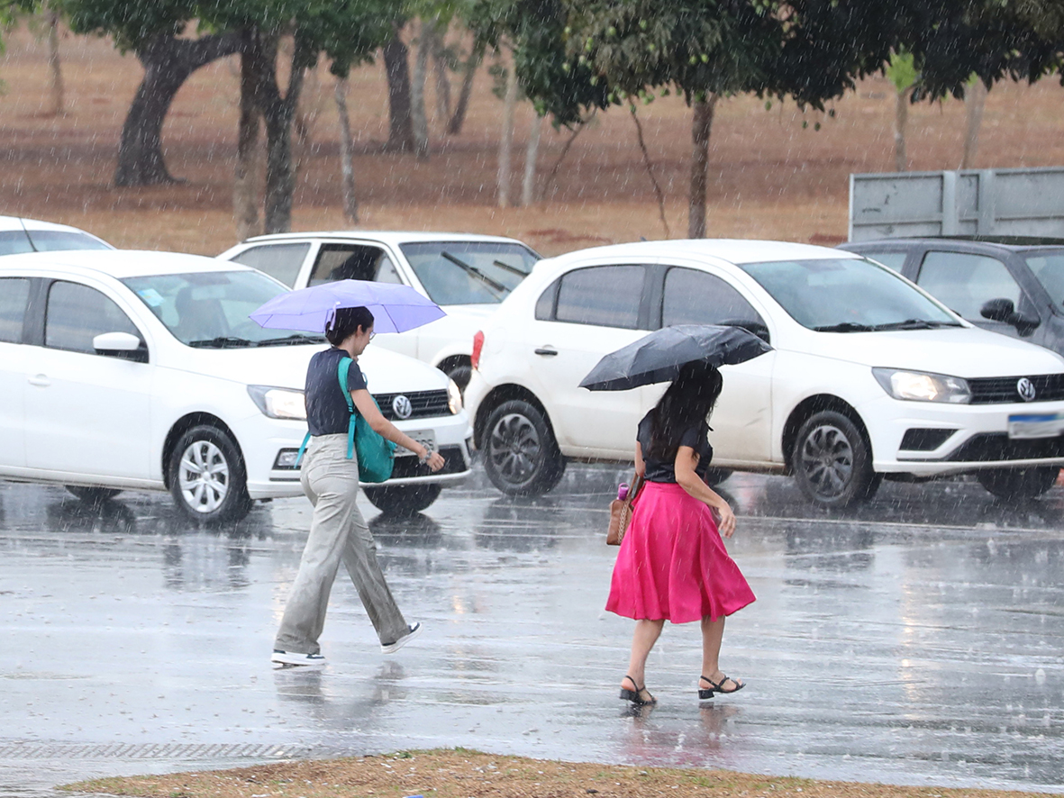 Previsão indica possibilidade de chuva durante a semana e alerta para ventos fortes no Distrito Federal
