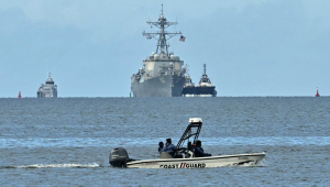 Navio de guerra dos EUA chega a Trinidad e Tobago, em frente à Venezuela