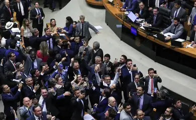 Câmara aprova retirada da MP do IOF da pauta; texto caduca