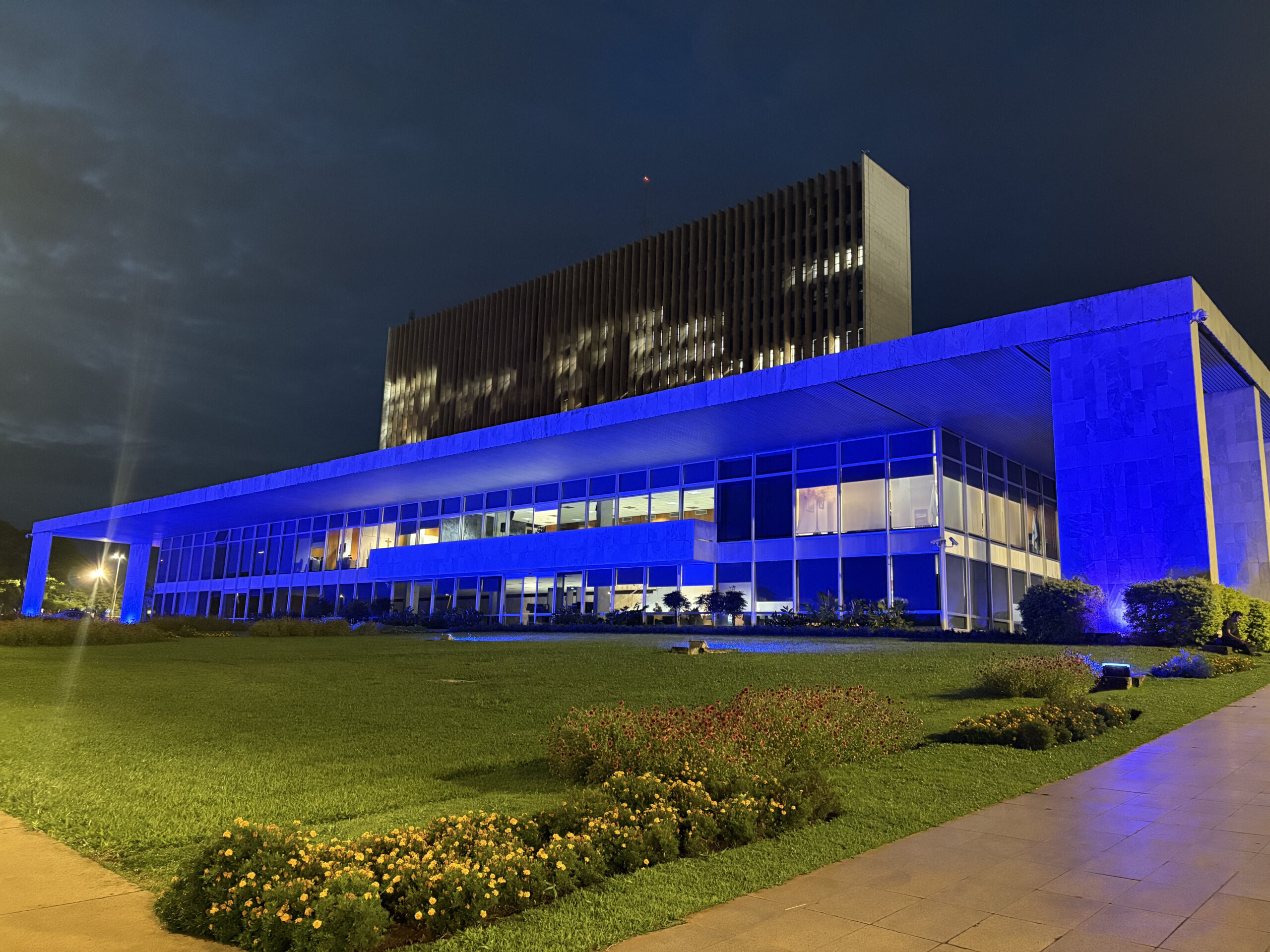 Palácio do Buriti é iluminado de azul em alerta contra o câncer de colo do útero