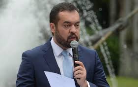 Ministro do TSE pede vista e julgamento que pode cassar mandato de Cláudio Castro é suspenso