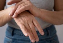 Dormência e formigamento nas mãos podem indicar síndrome do túnel do carpo